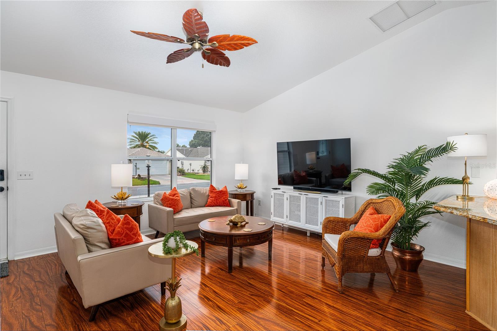 Listing photo id 2 for 987 Candler Place