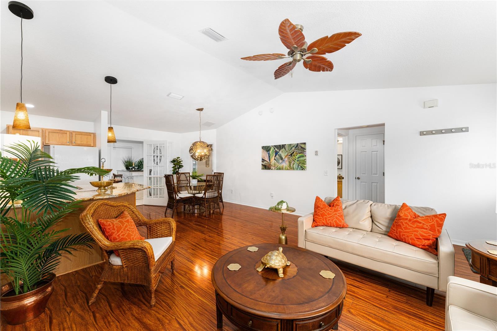 Listing photo id 3 for 987 Candler Place