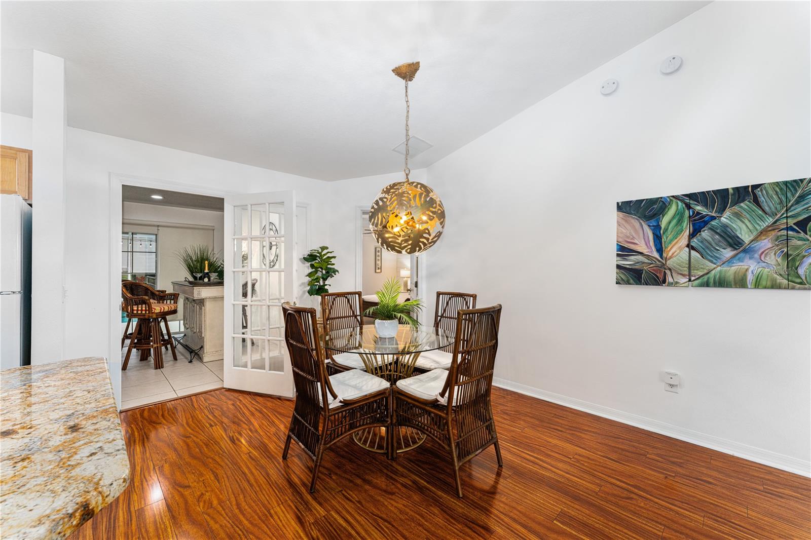 Listing photo id 4 for 987 Candler Place
