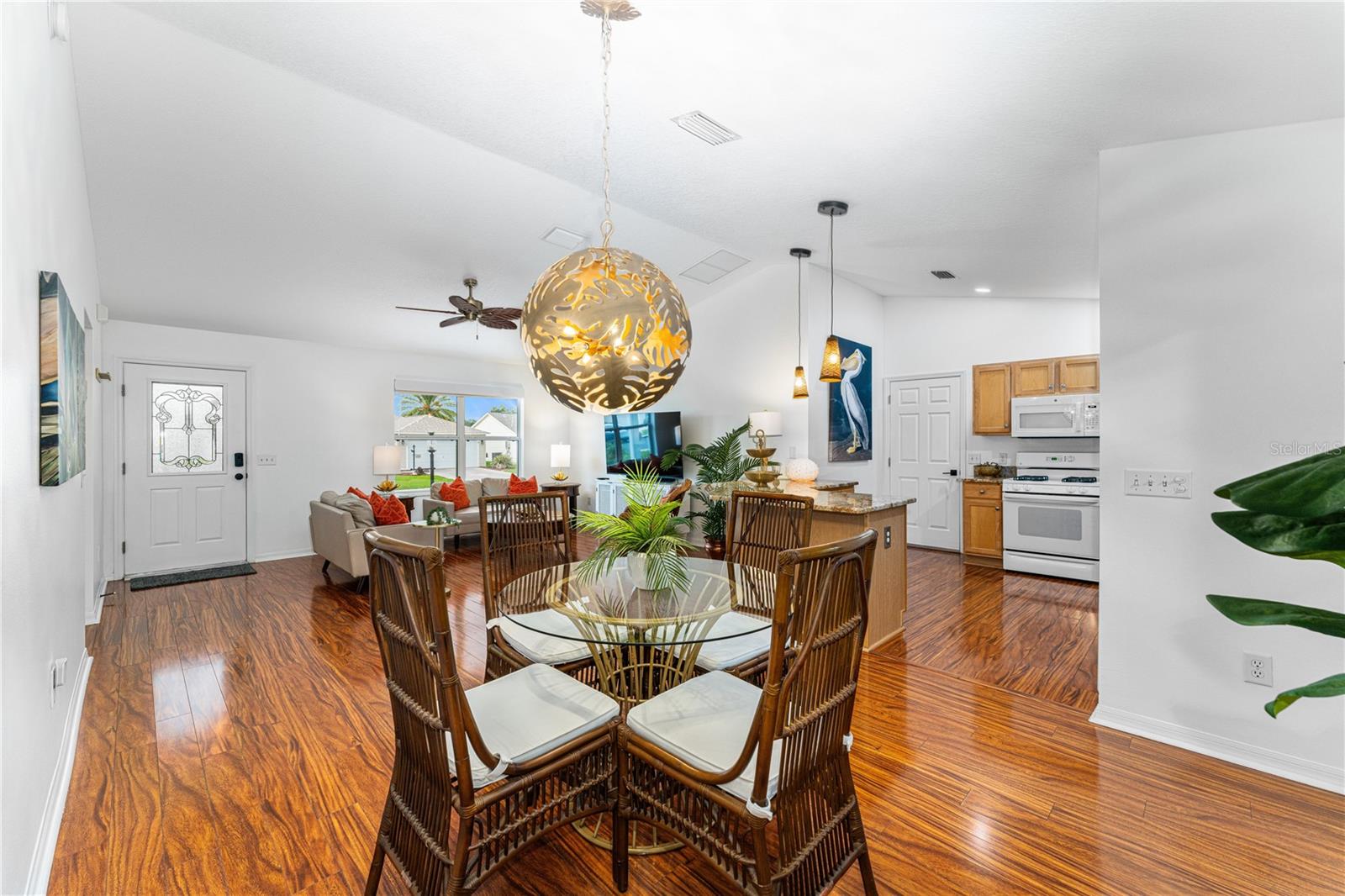 Listing photo id 5 for 987 Candler Place