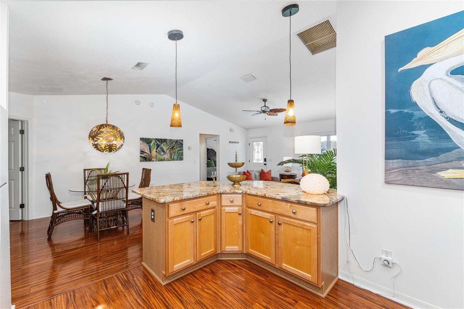 Listing photo id 6 for 987 Candler Place