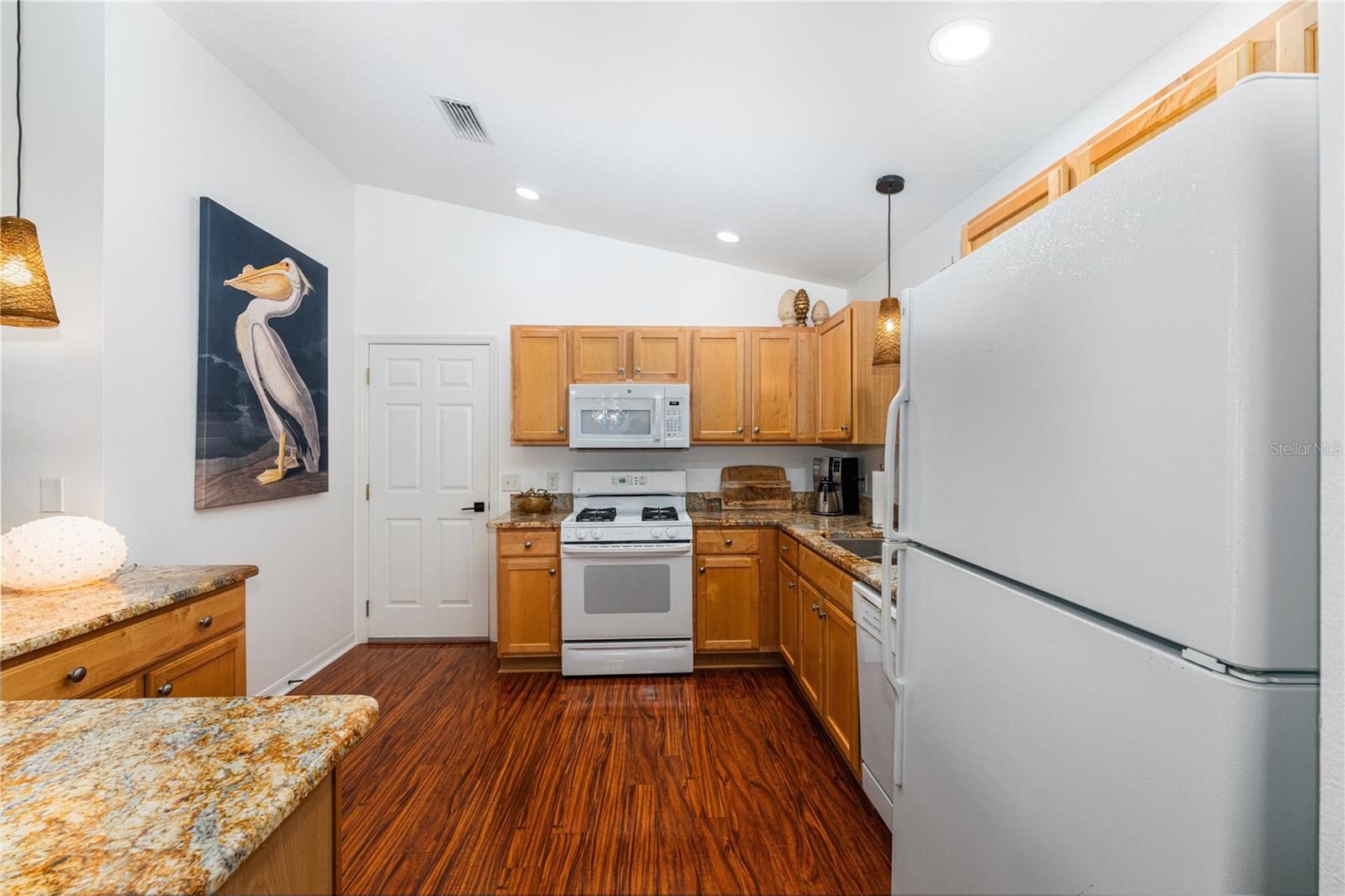 Listing photo id 7 for 987 Candler Place