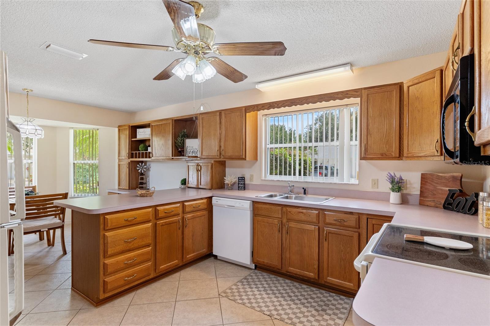 Image 17 of 76 For 702 Melendez Way