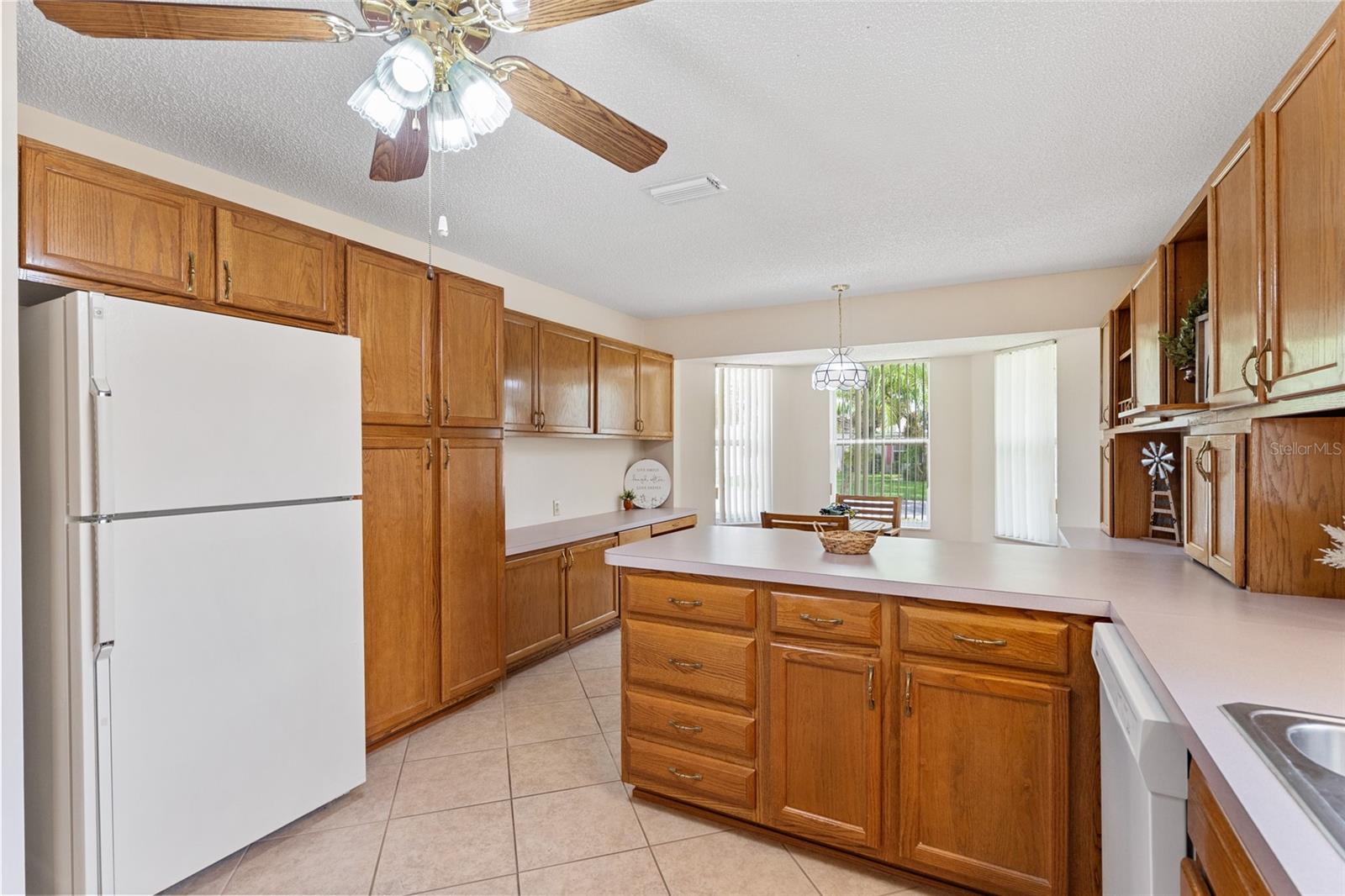 Image 21 of 76 For 702 Melendez Way