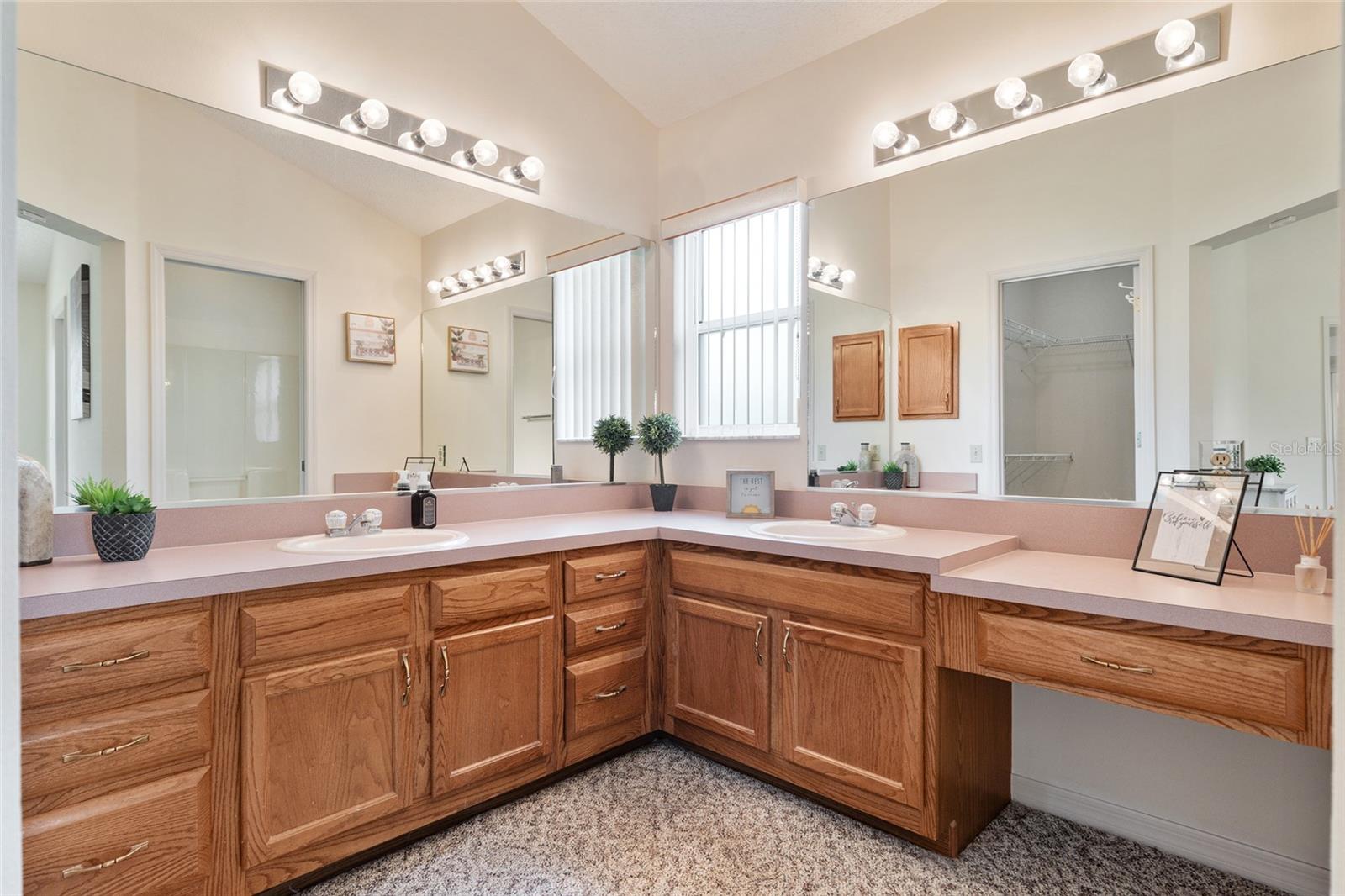 Image 32 of 76 For 702 Melendez Way
