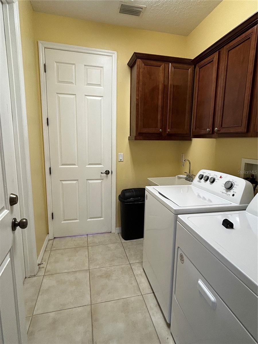 Image 16 of 52 For 413 Split Oak Court