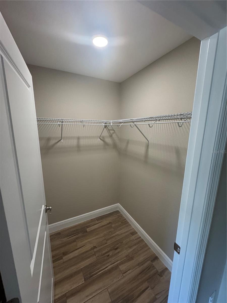 Image 11 of 18 For 833 Clifford Avenue