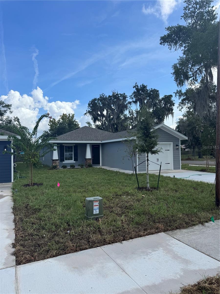 Image 2 of 18 For 833 Clifford Avenue