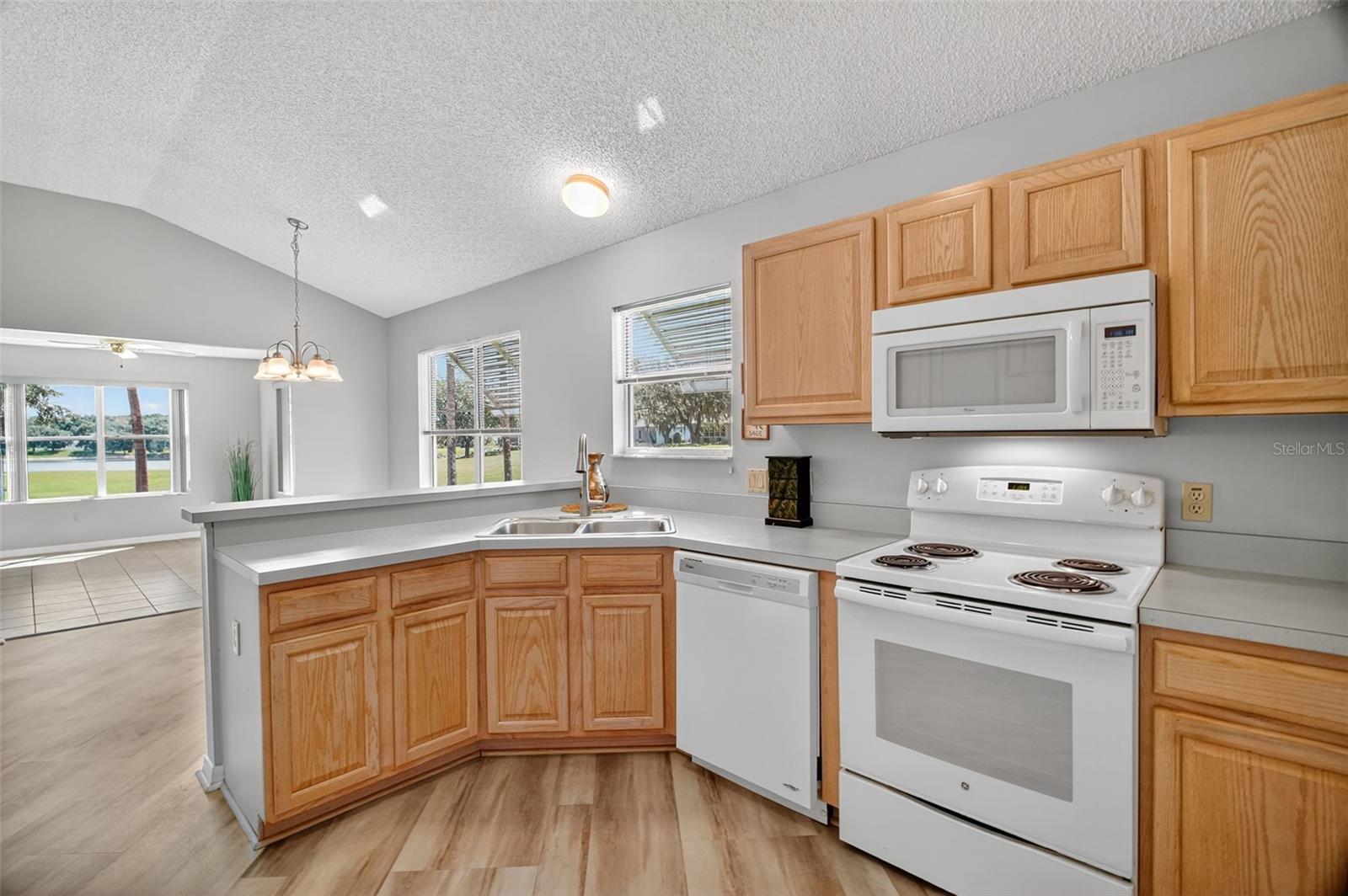Image 5 of 42 For 525 Chula Vista Avenue