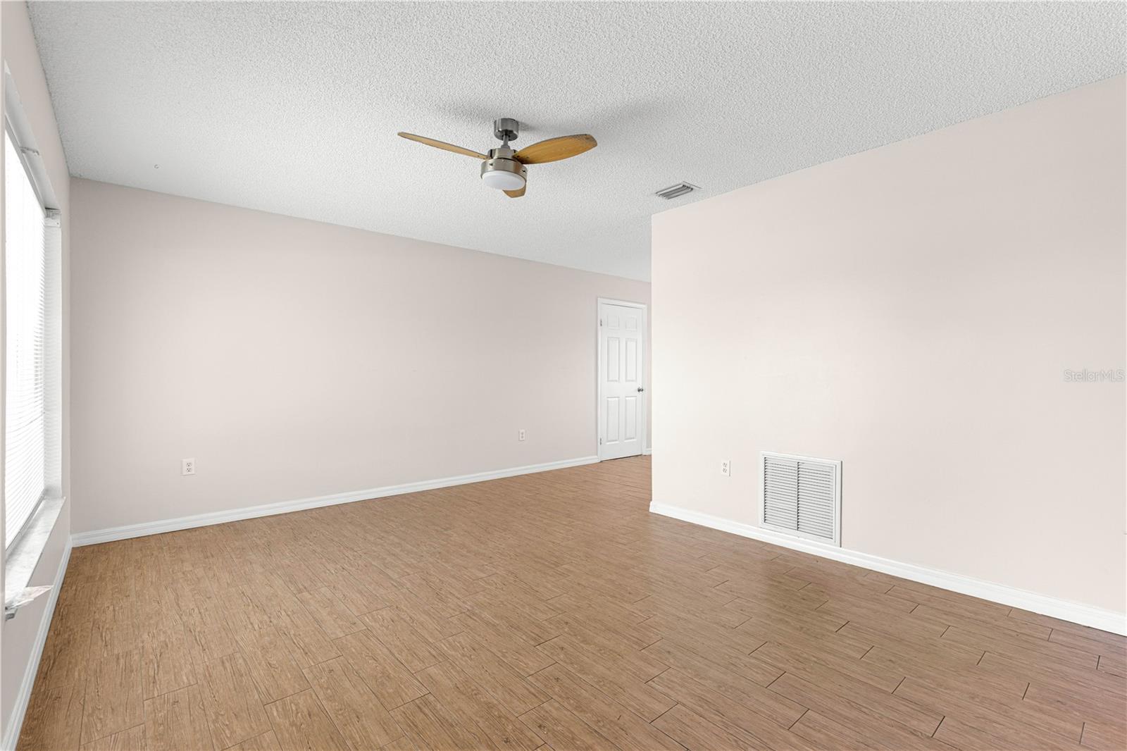Image 11 of 34 For 998 Hibiscus Street