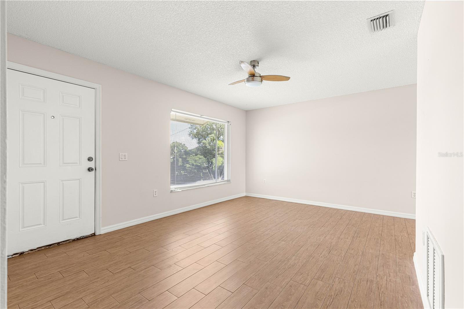 Image 12 of 34 For 998 Hibiscus Street