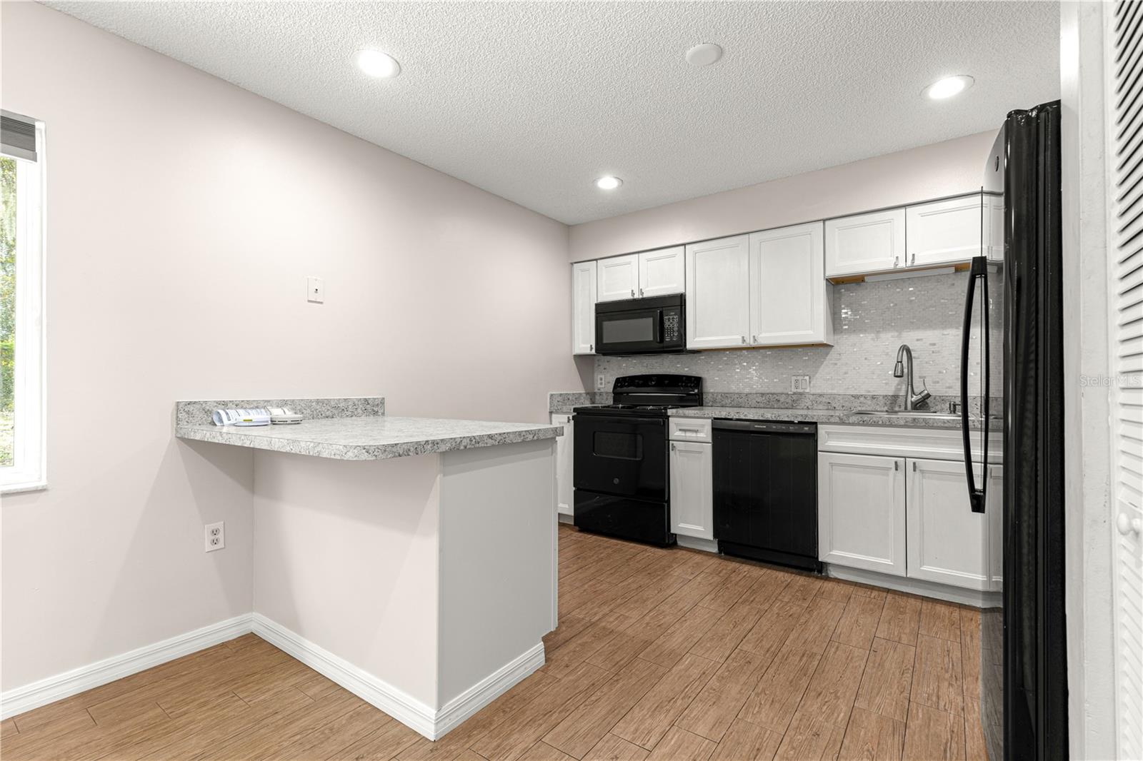 Image 19 of 34 For 998 Hibiscus Street