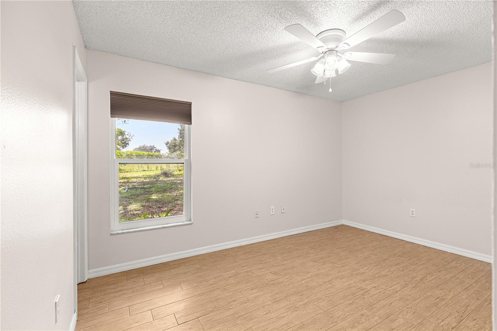 Image 27 of 34 For 998 Hibiscus Street