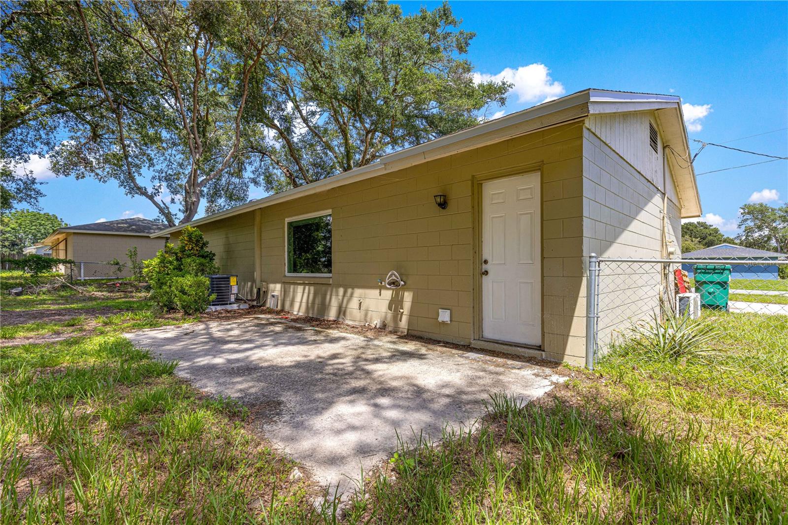 Image 4 of 34 For 998 Hibiscus Street