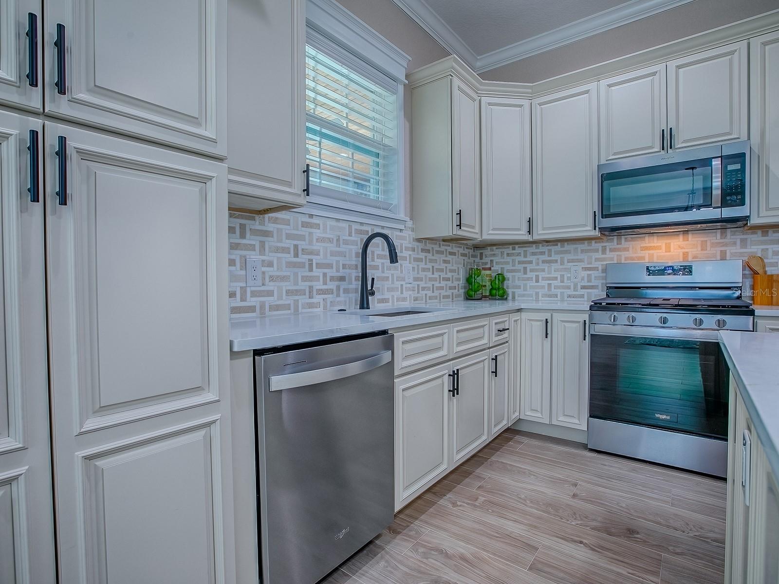 Listing photo id 12 for 12623 49th Drive