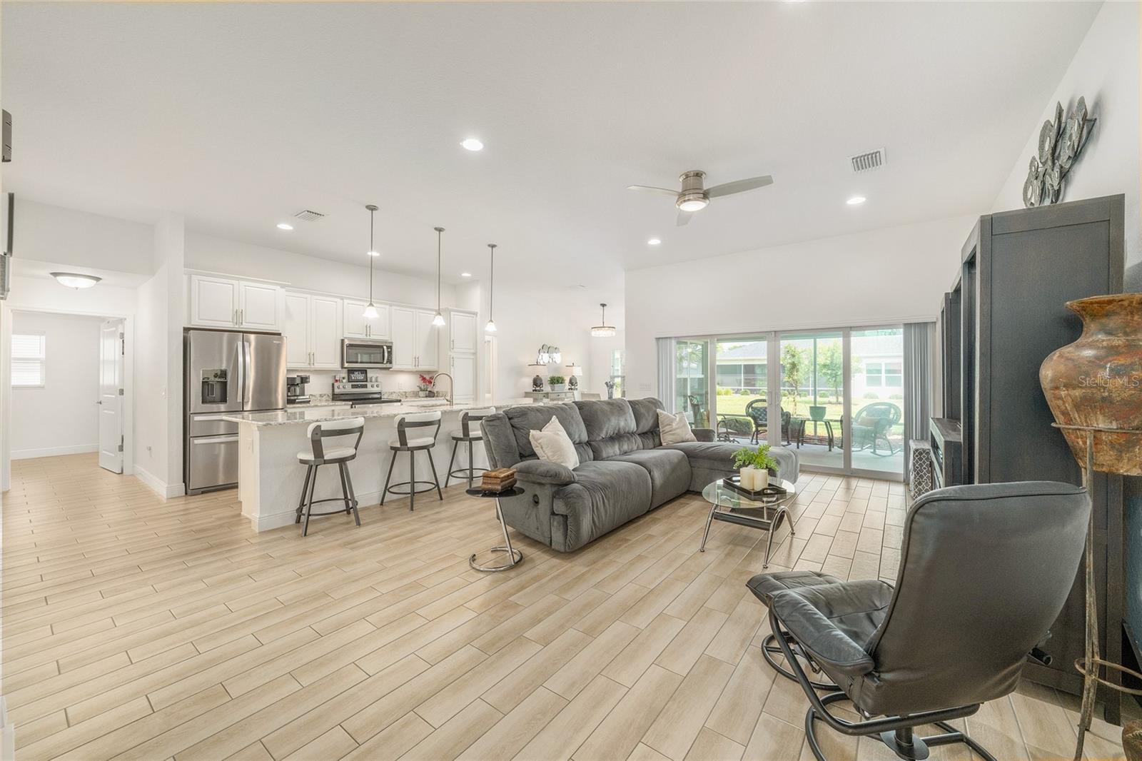 Listing photo id 12 for 10357 Silver Maple Avenue