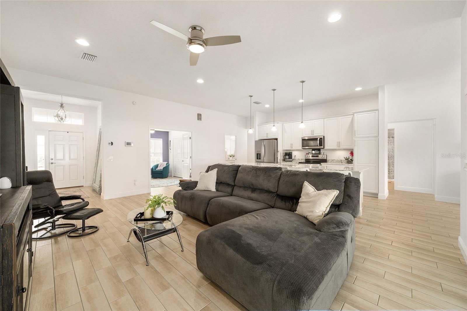 Listing photo id 13 for 10357 Silver Maple Avenue