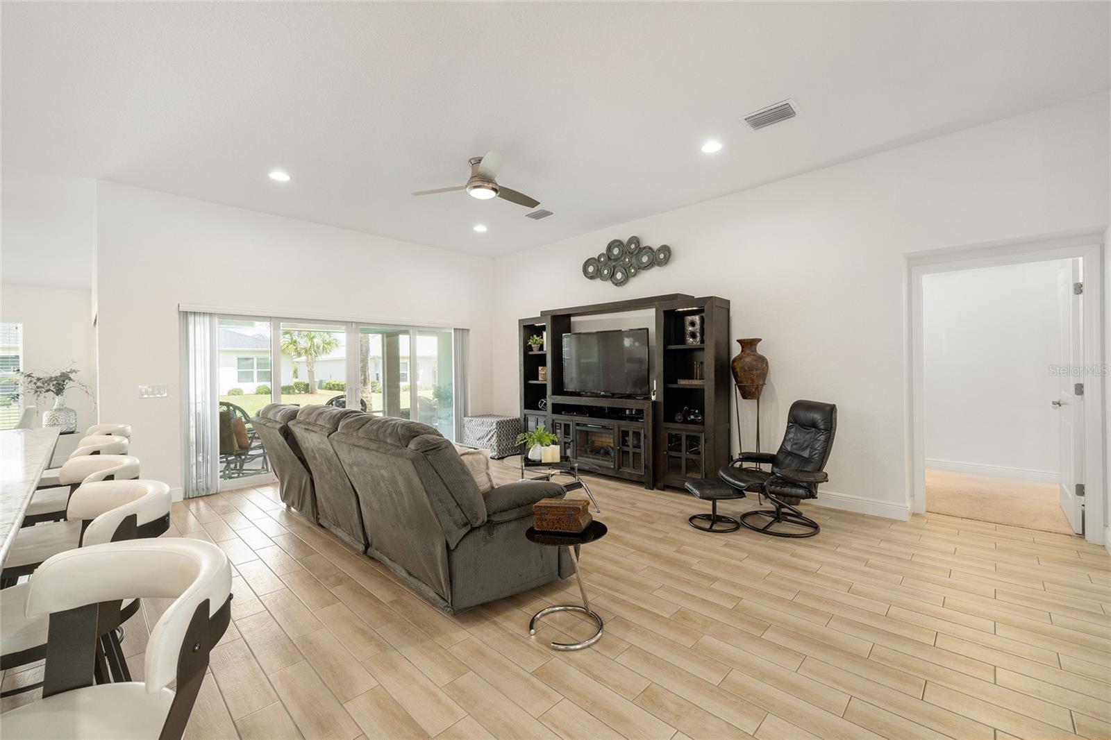 Listing photo id 14 for 10357 Silver Maple Avenue