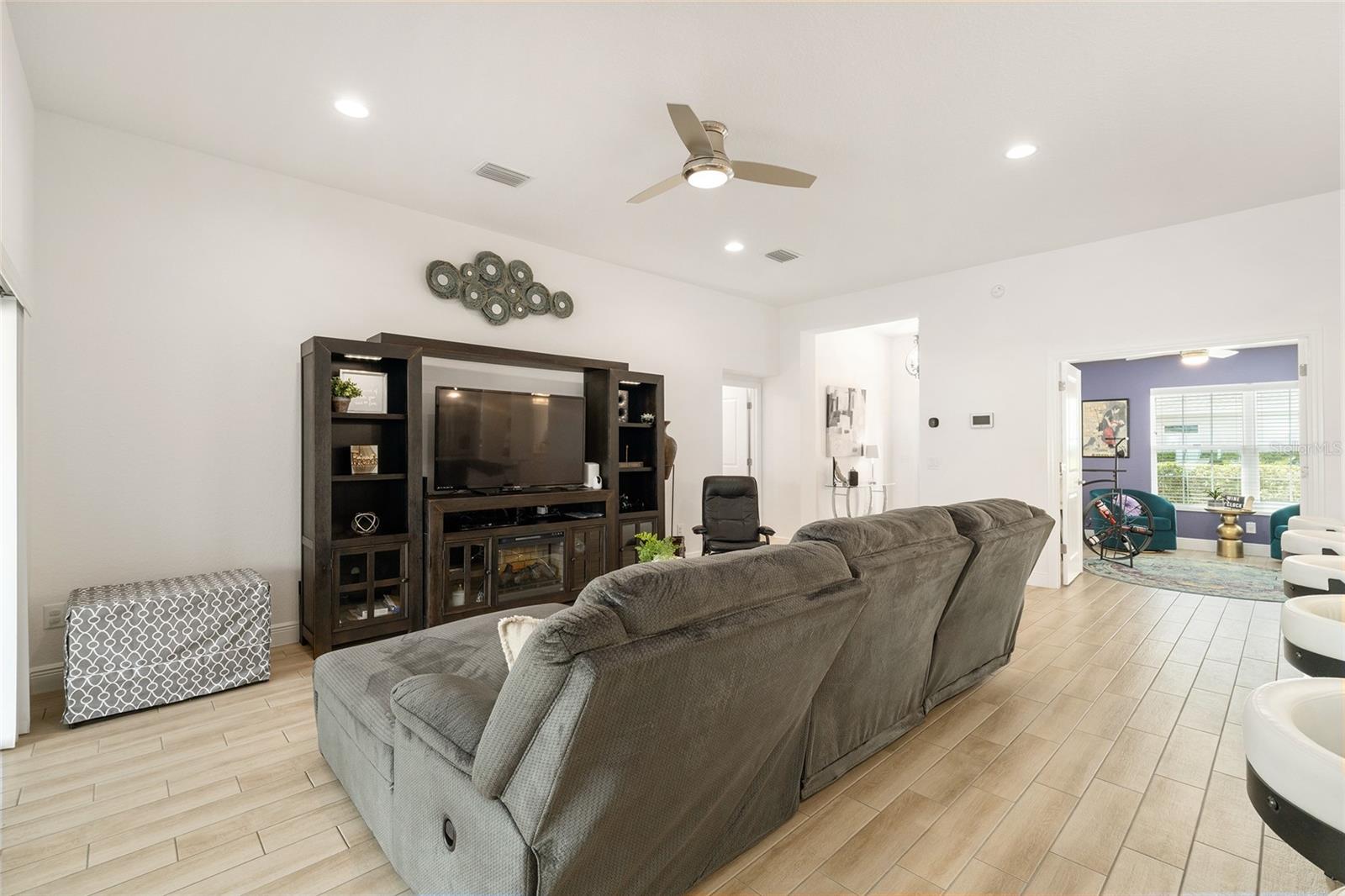 Listing photo id 15 for 10357 Silver Maple Avenue