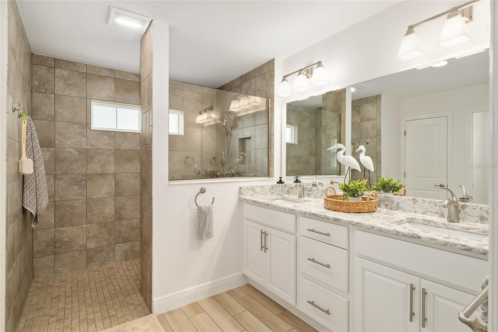 Listing photo id 21 for 10357 Silver Maple Avenue