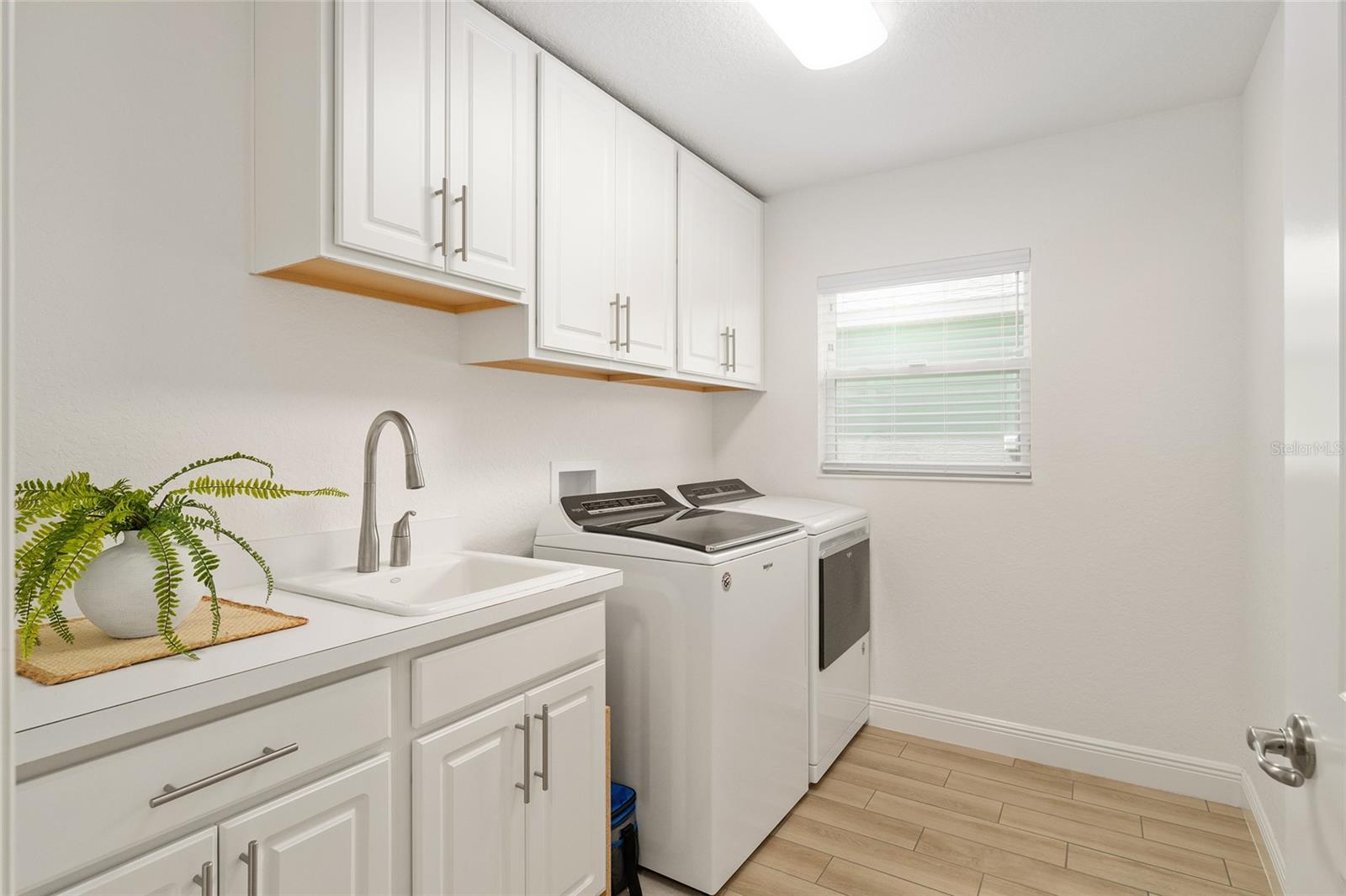 Listing photo id 32 for 10357 Silver Maple Avenue
