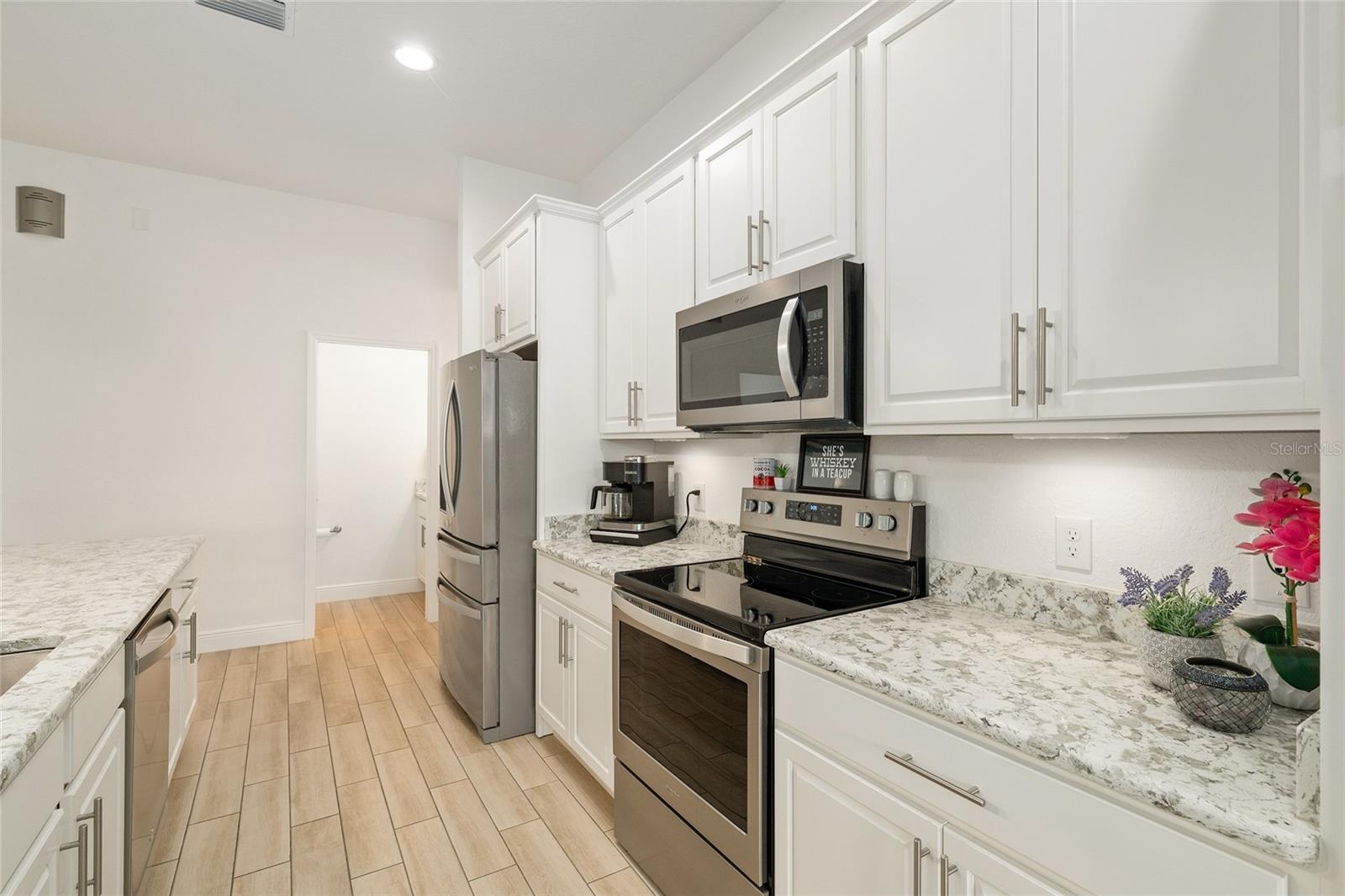 Listing photo id 5 for 10357 Silver Maple Avenue