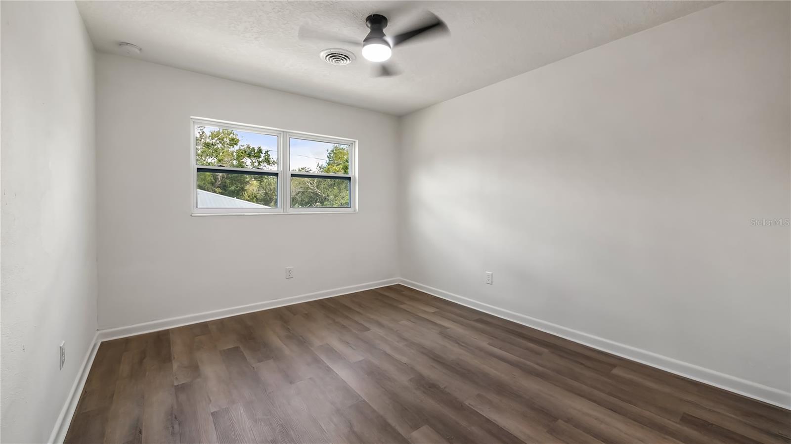 Image 19 of 32 For 472 Sheldon Place