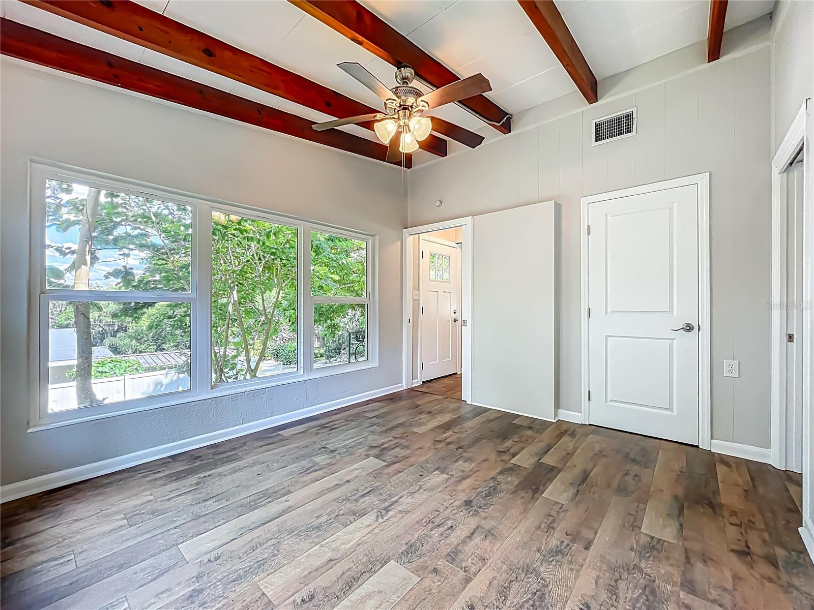 Image 11 of 24 For 1607 Lakeview Court