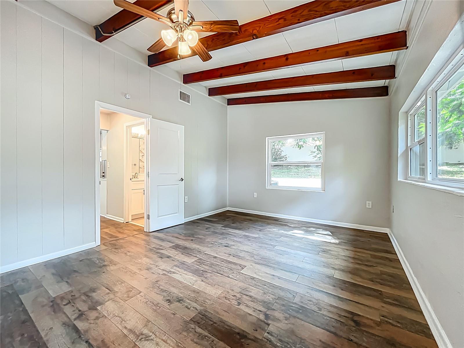 Image 13 of 24 For 1607 Lakeview Court