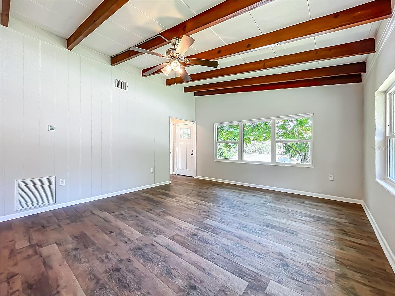 Image 4 of 24 For 1607 Lakeview Court