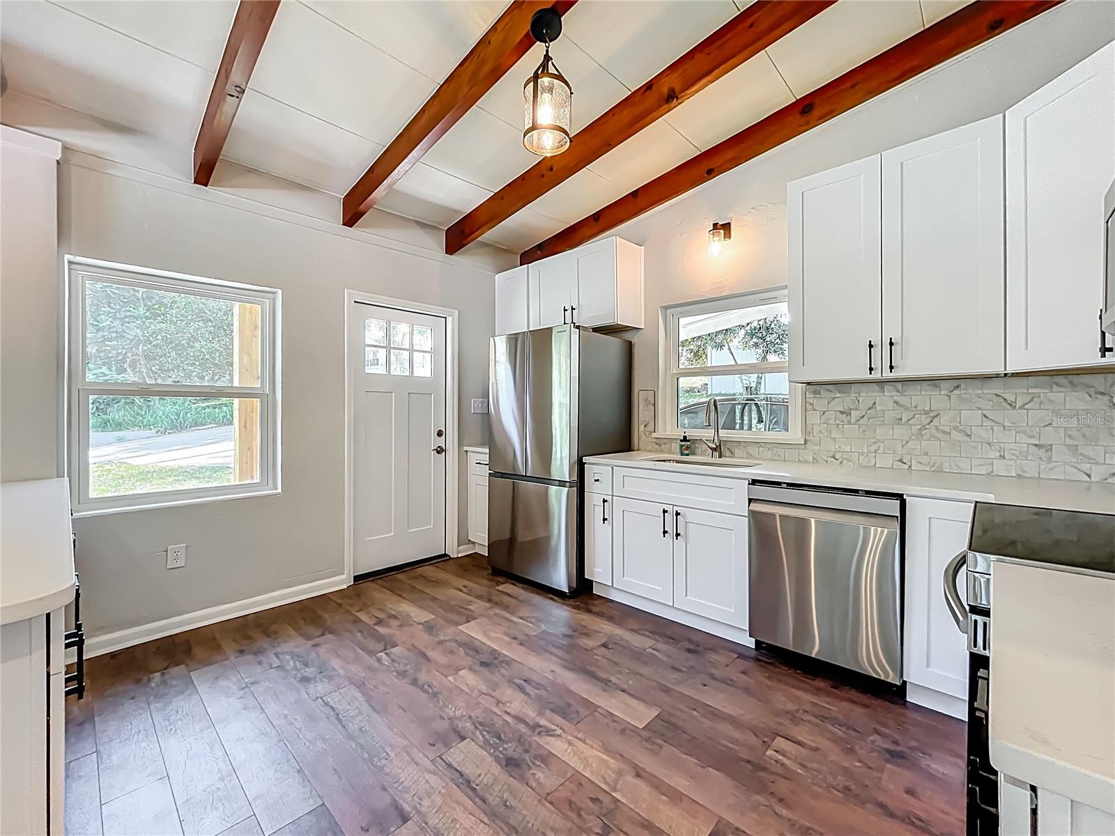 Image 7 of 24 For 1607 Lakeview Court