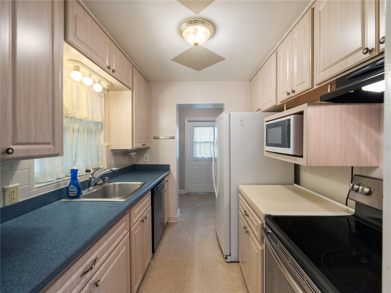 Image 11 of 38 For 906 Oak Drive