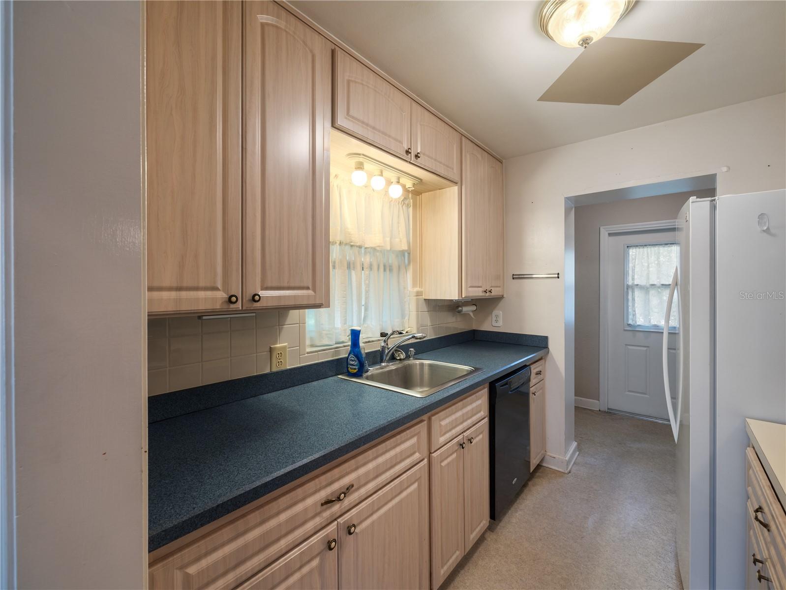 Image 12 of 38 For 906 Oak Drive