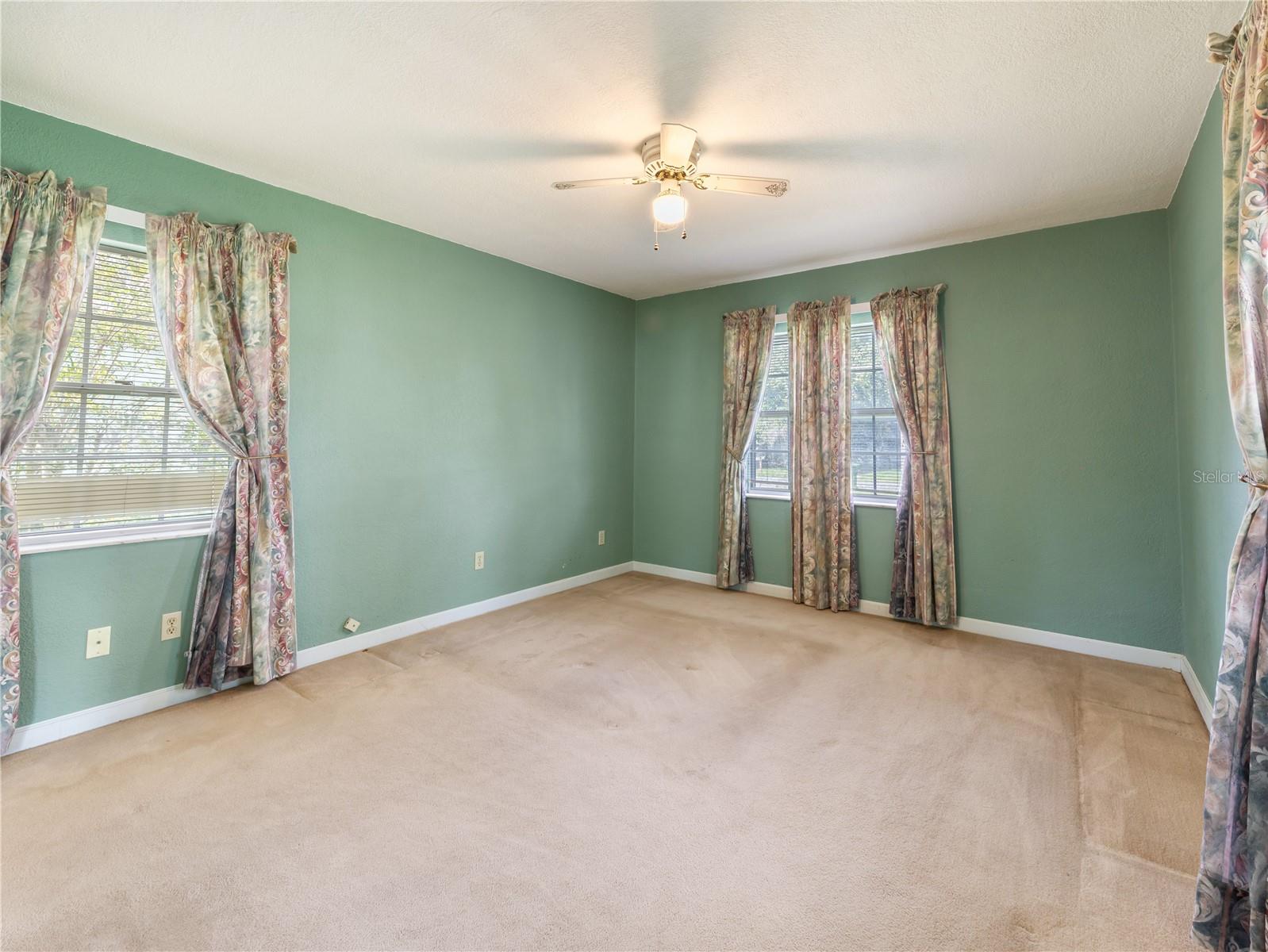 Image 16 of 38 For 906 Oak Drive