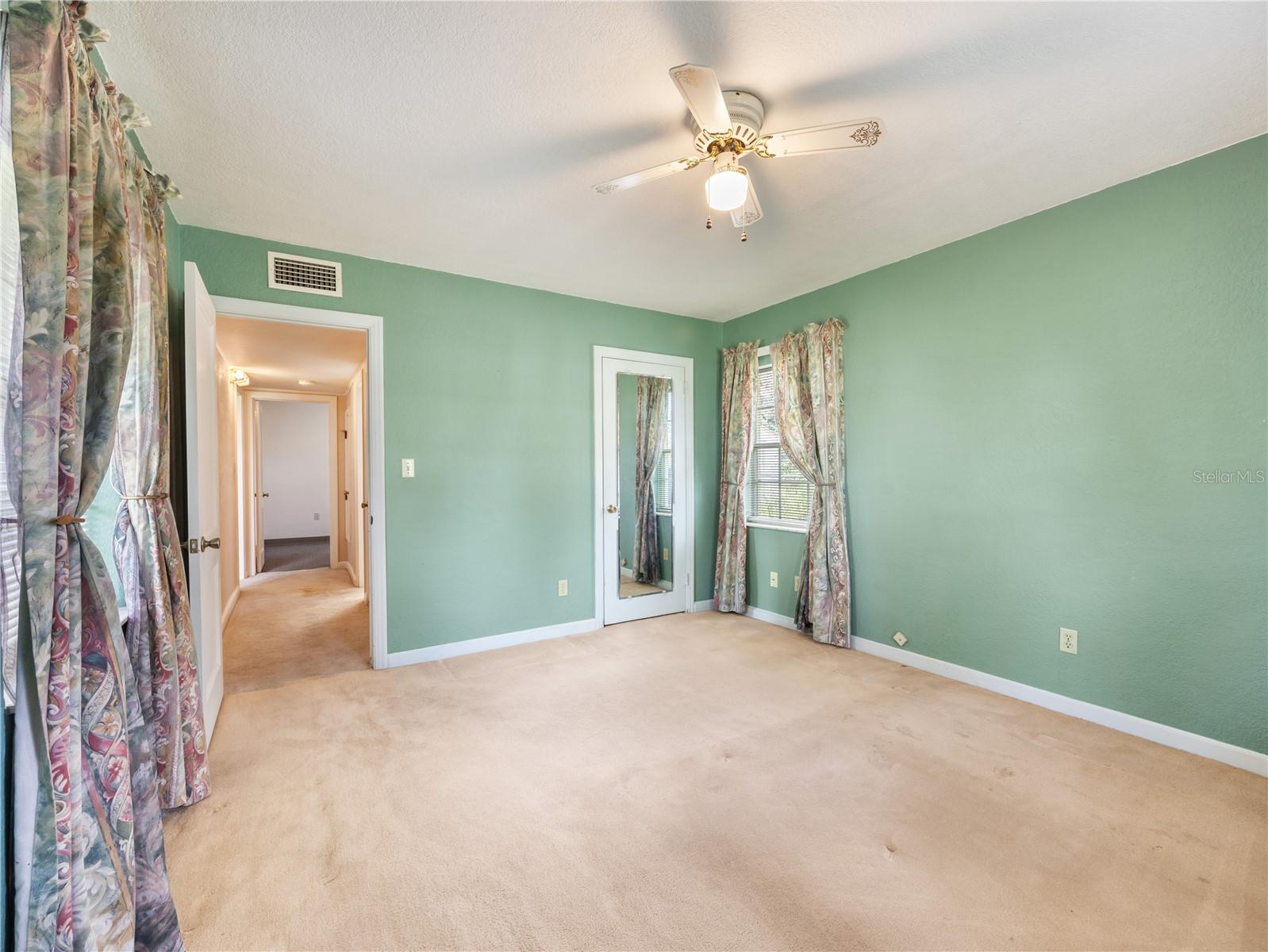 Image 17 of 38 For 906 Oak Drive