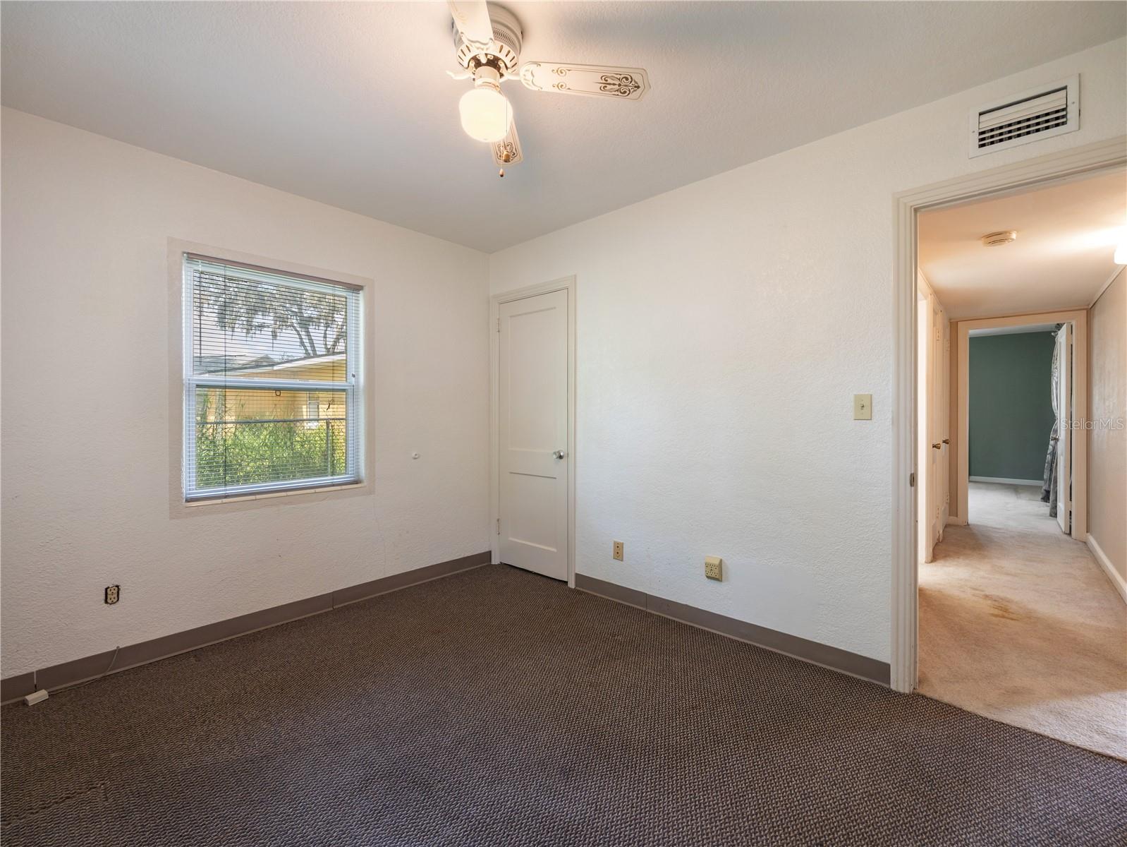 Image 20 of 38 For 906 Oak Drive