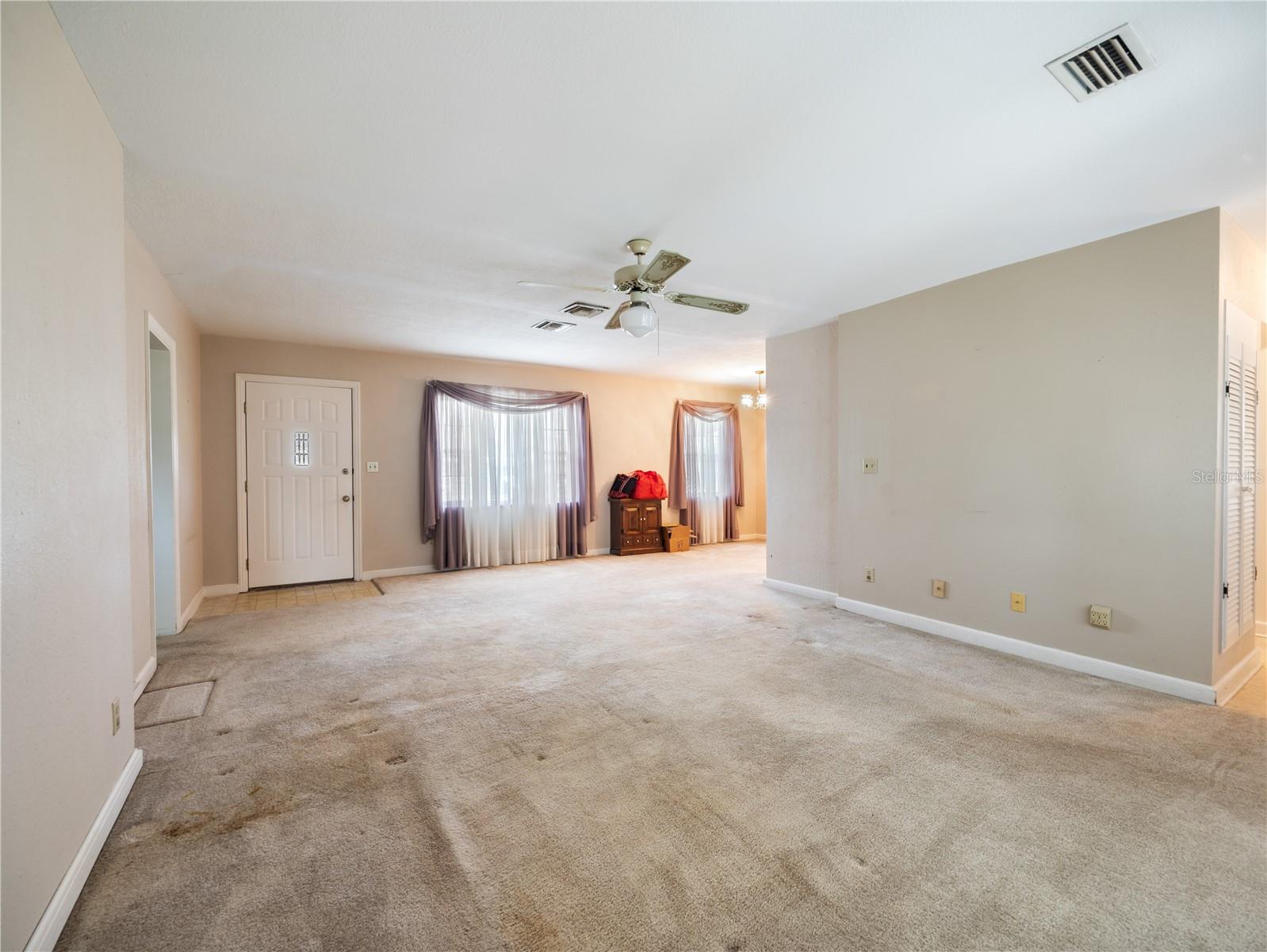 Image 9 of 38 For 906 Oak Drive