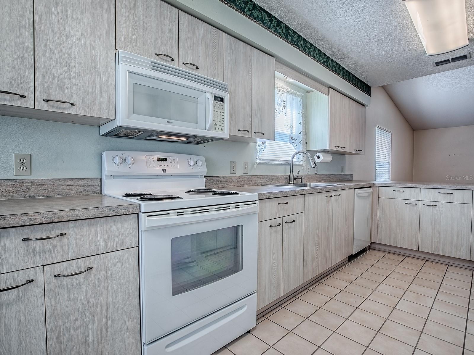 Image 24 of 43 For 642 Glen Oaks Drive