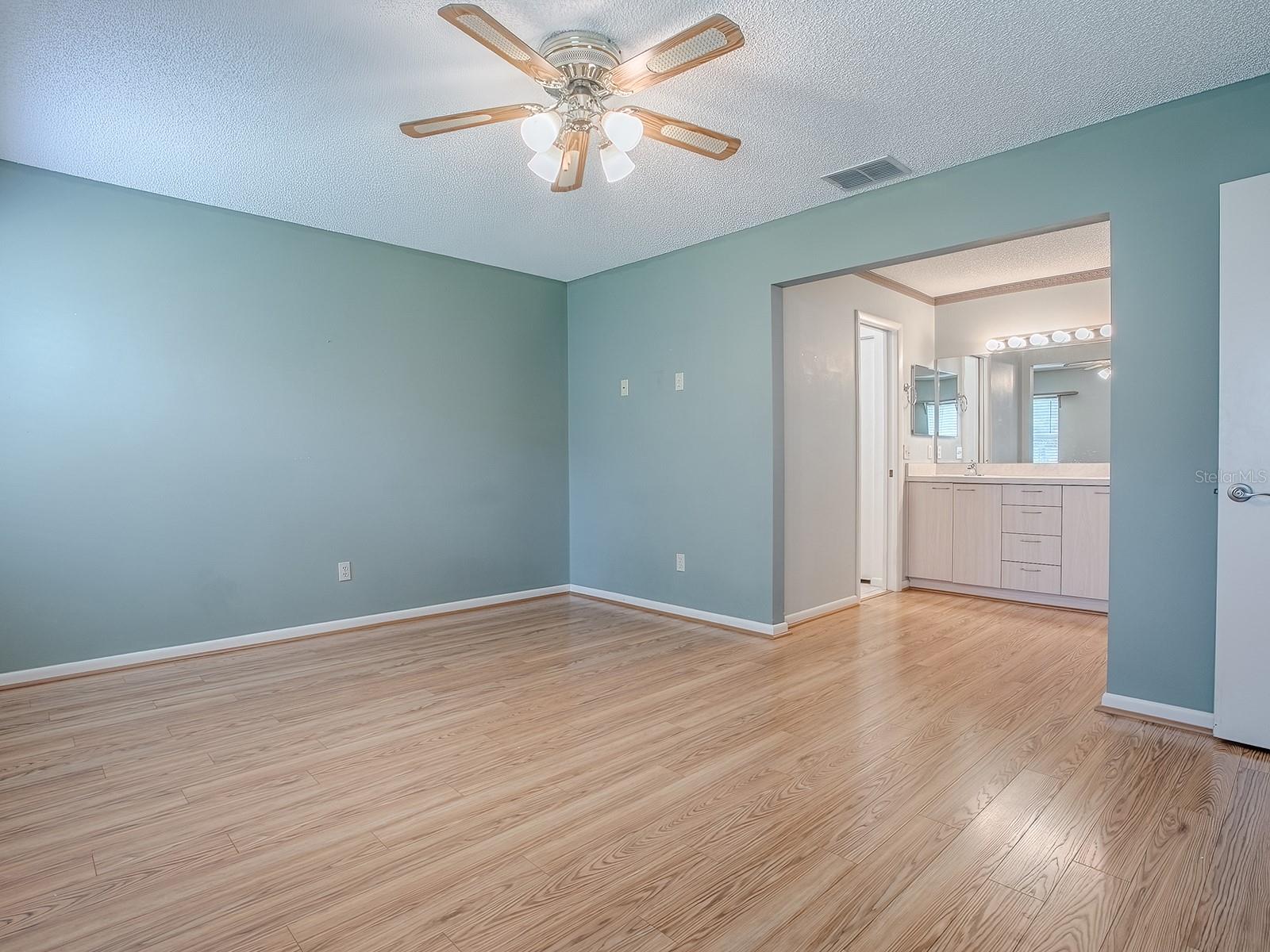 Image 29 of 43 For 642 Glen Oaks Drive