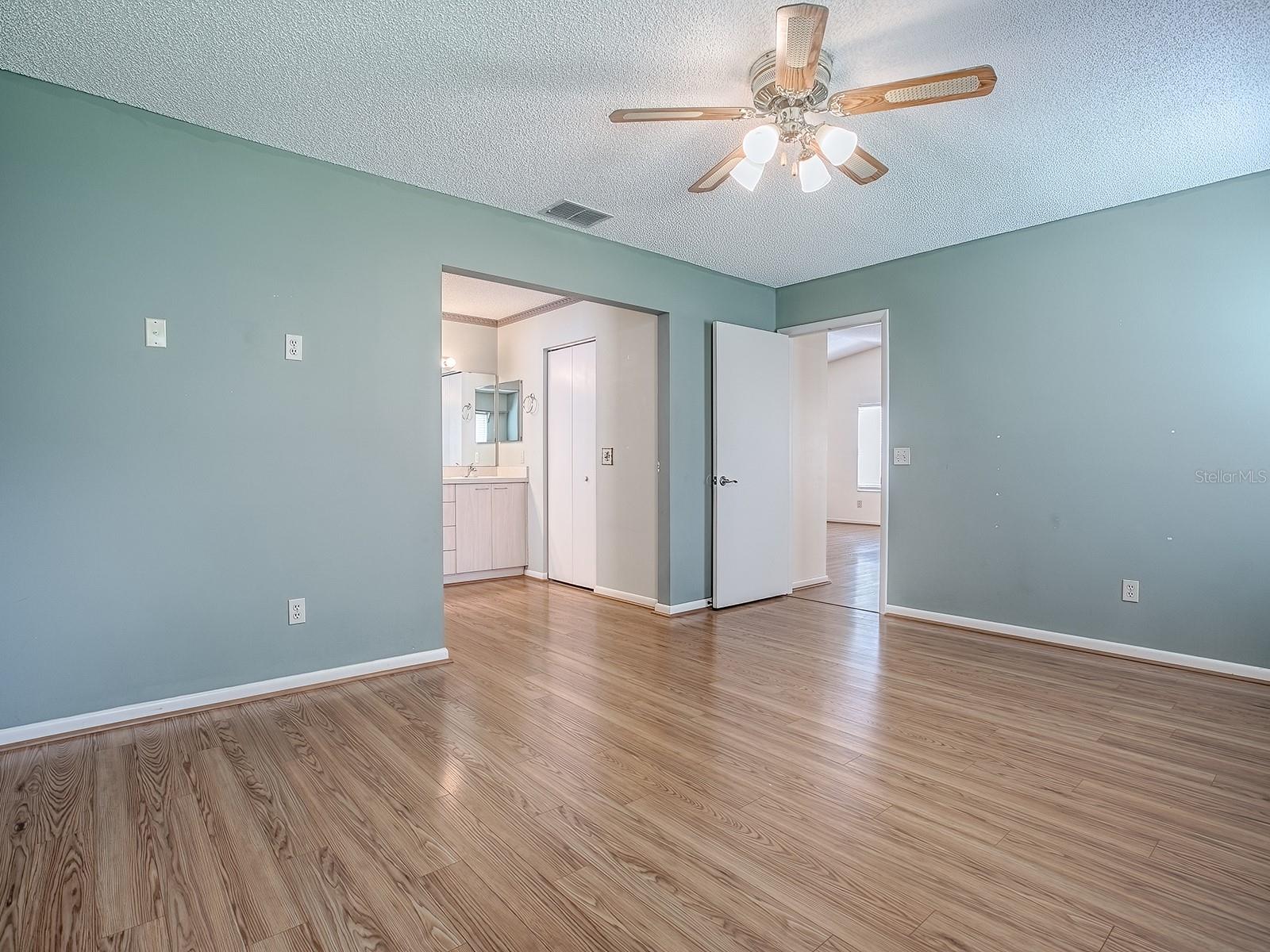 Image 30 of 43 For 642 Glen Oaks Drive