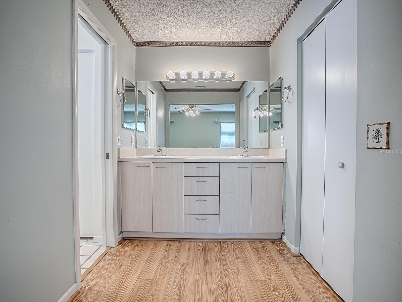 Image 32 of 43 For 642 Glen Oaks Drive