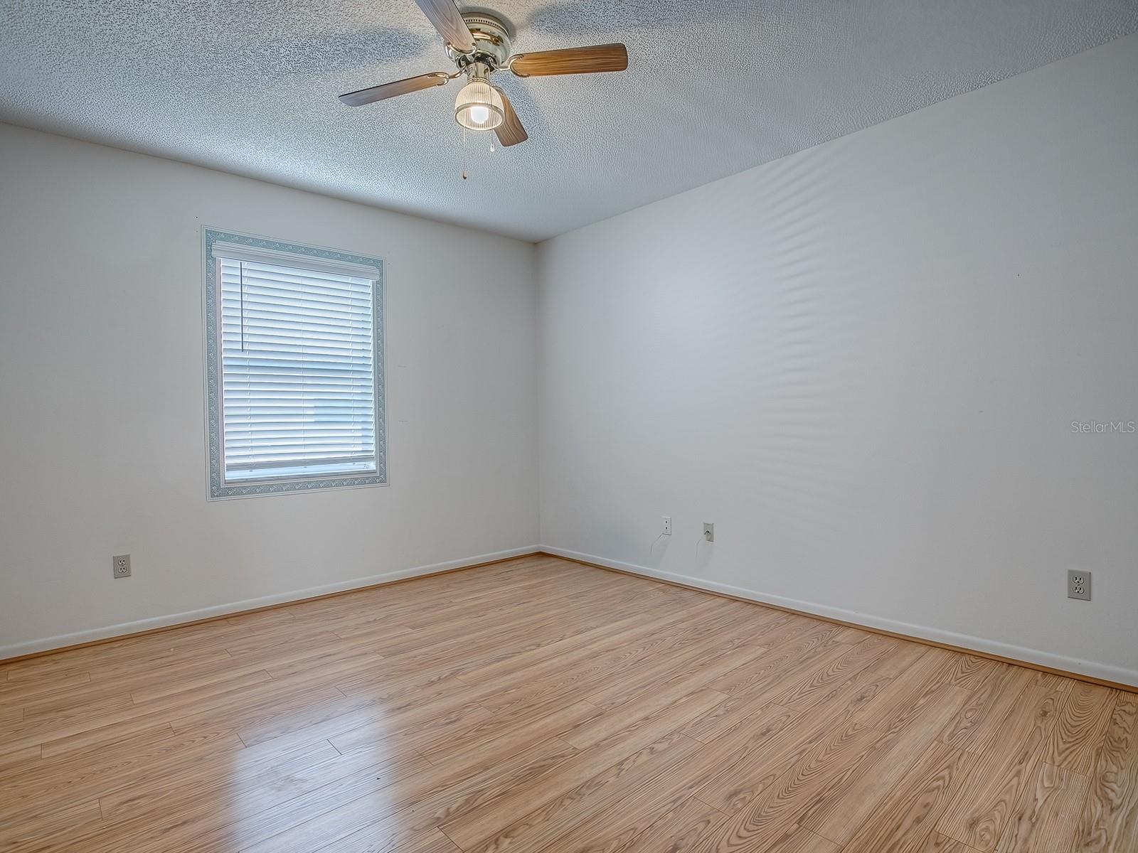 Image 34 of 43 For 642 Glen Oaks Drive