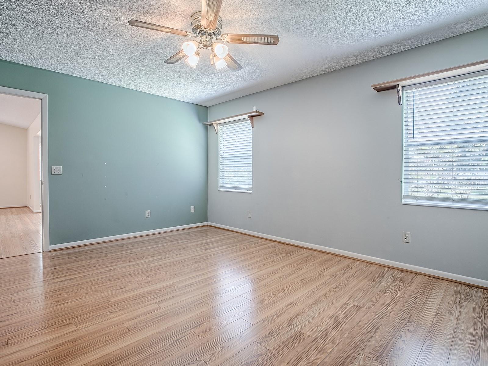Image 35 of 43 For 642 Glen Oaks Drive