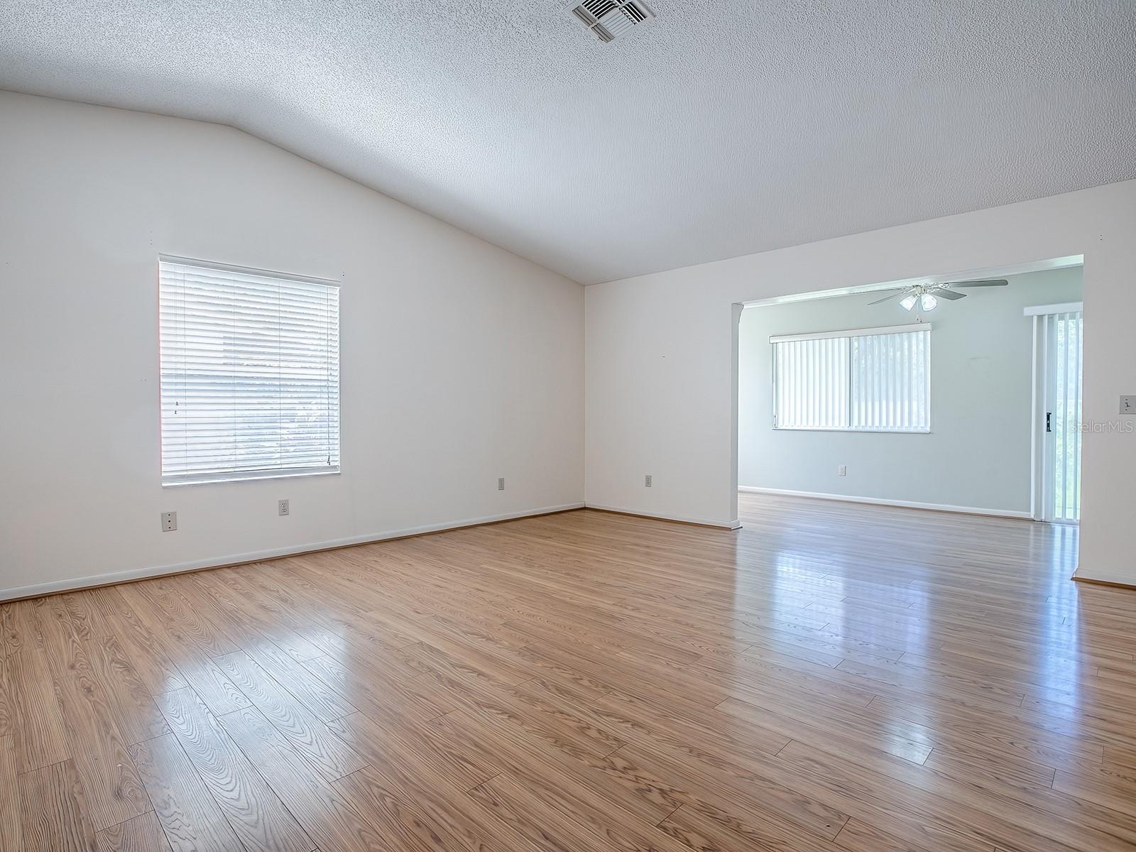 Image 8 of 43 For 642 Glen Oaks Drive