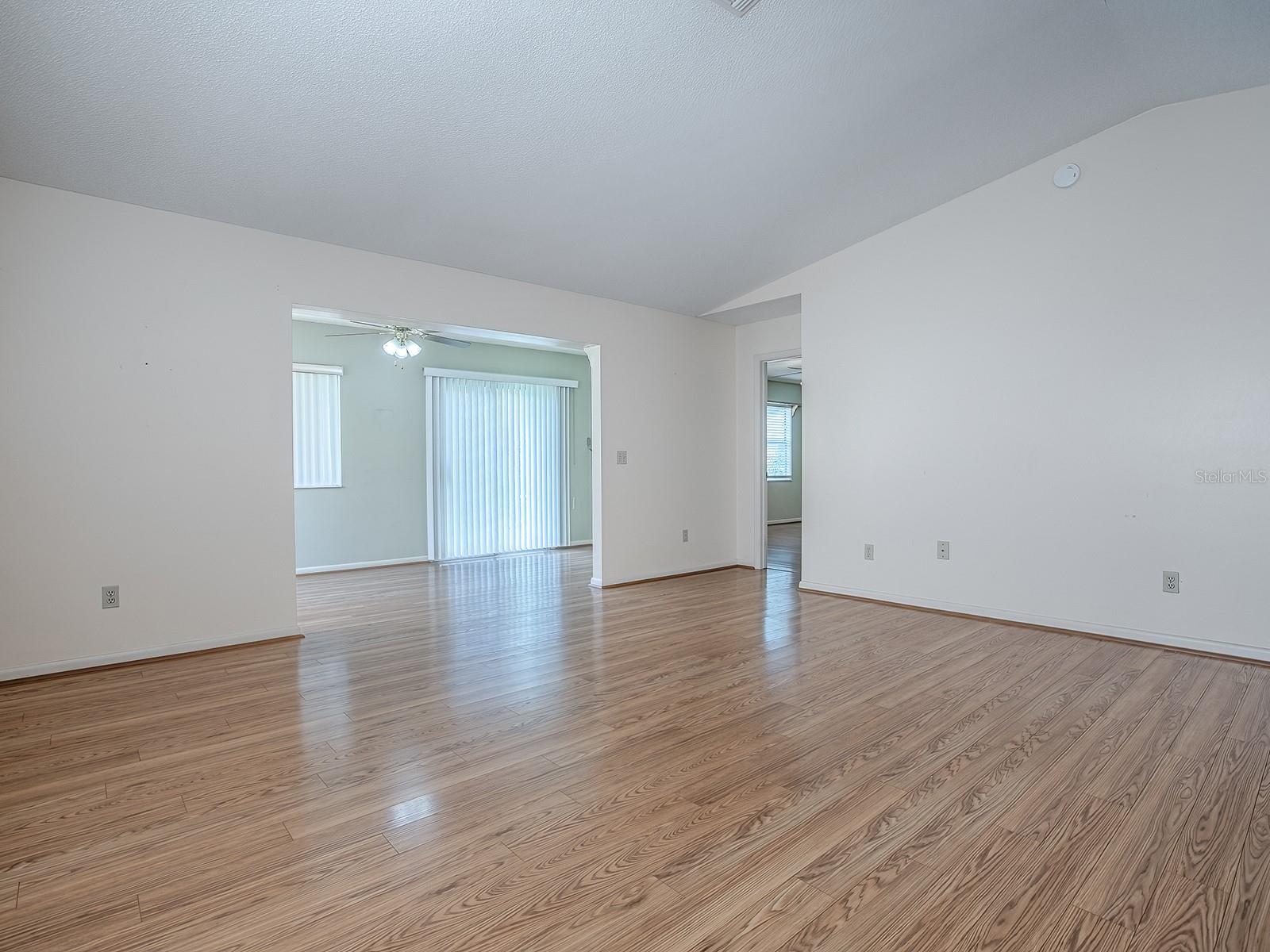 Image 9 of 43 For 642 Glen Oaks Drive