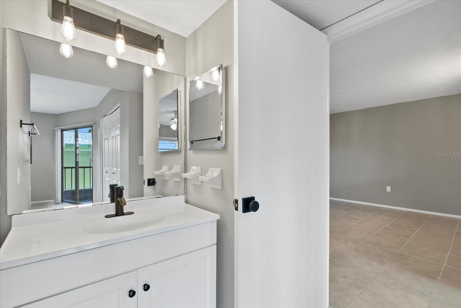 Image 14 of 22 For 2431 Bayshore Gardens Parkway 19
