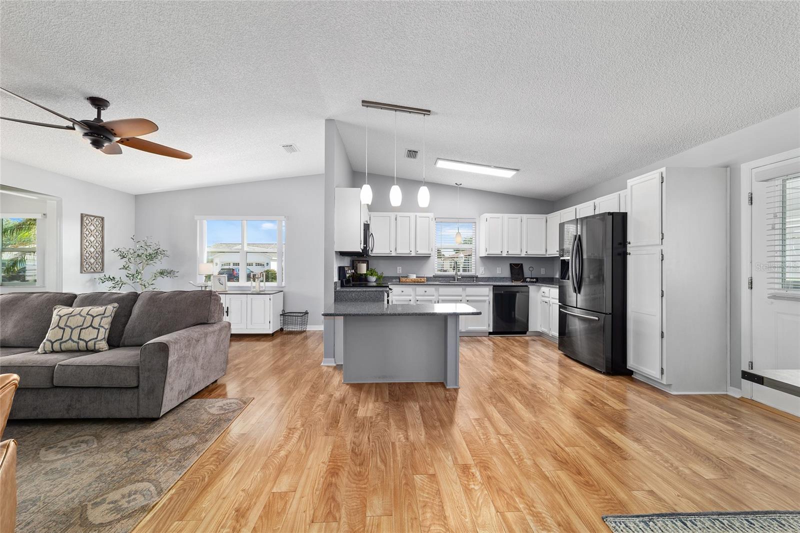 Image 11 of 39 For 724 Prado Drive