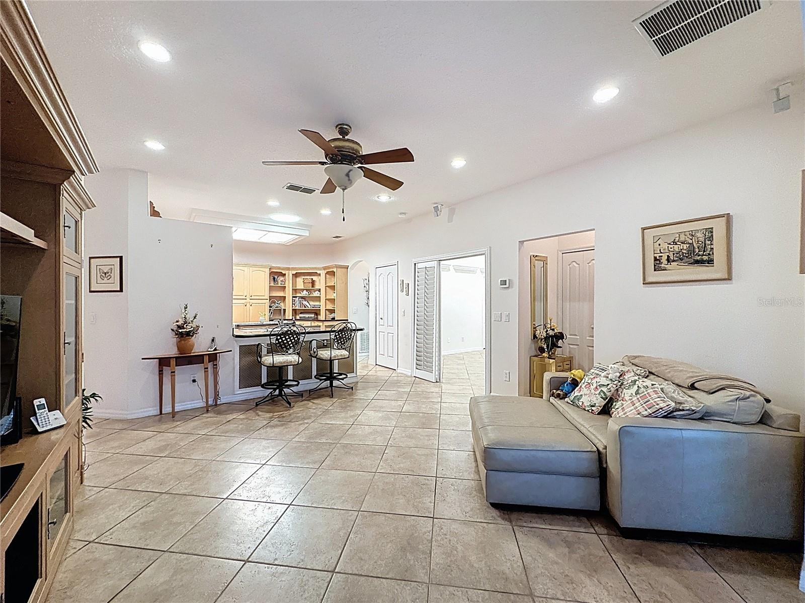 Image 29 of 93 For 1990 Farmington Court