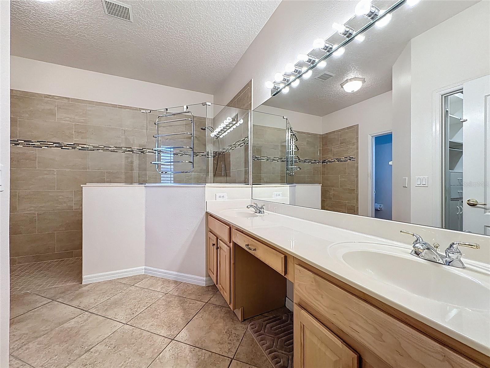 Image 40 of 93 For 1990 Farmington Court