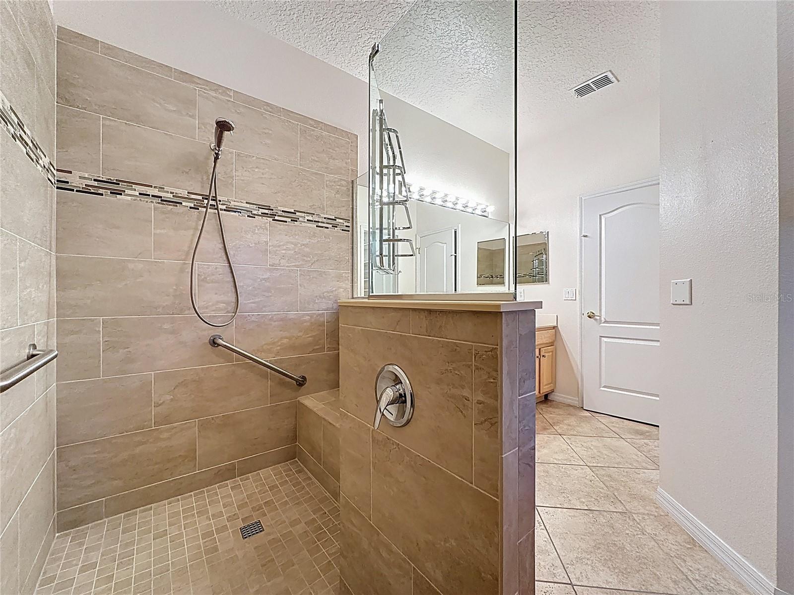 Image 41 of 93 For 1990 Farmington Court